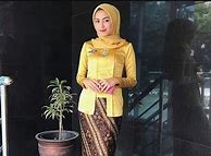 Contoh Kebaya Kuning Emas